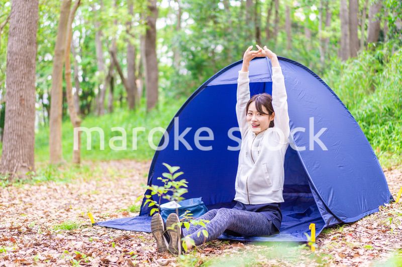 ソロキャンプを楽しむ若い女性