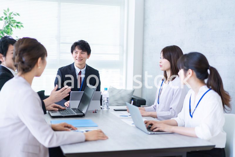 コンサルティング会社で働くビジネスパーソン