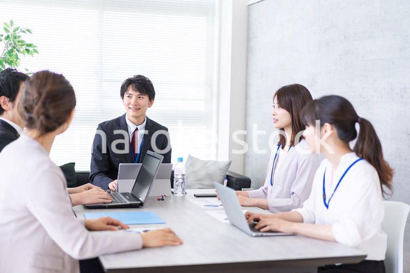 オフィスでビジネスミーティングをする会社員