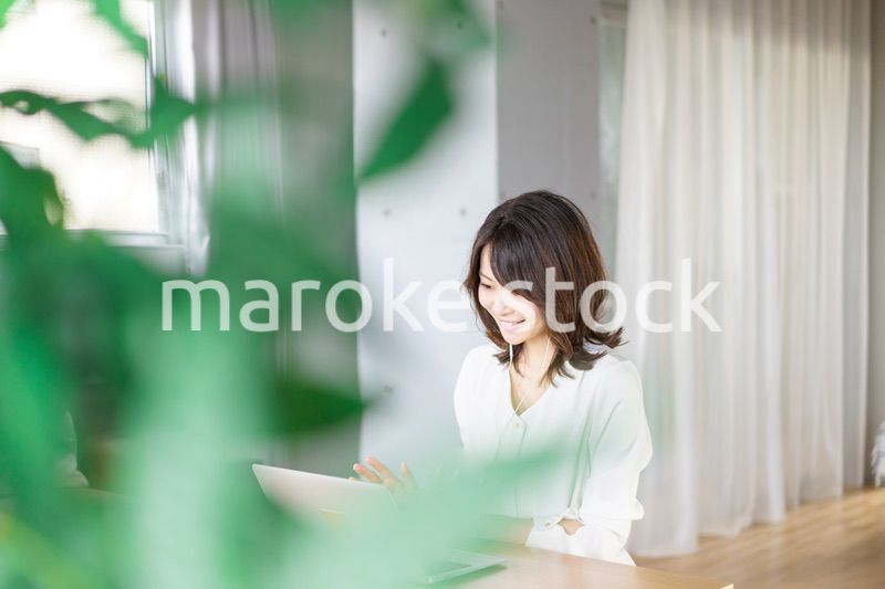 在宅勤務でオンライン会議をする若いキャリアウーマン