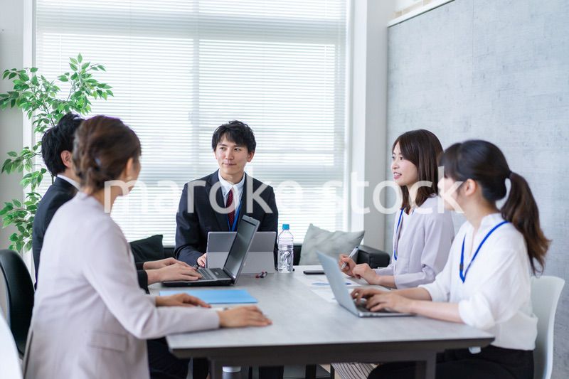 楽しくオフィスで働くビジネスパーソン