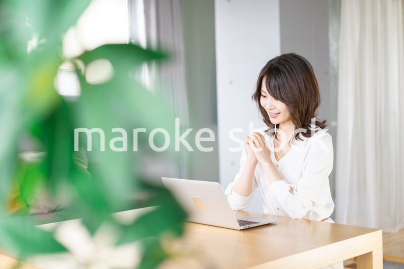 在宅勤務でオンライン会議をする若いキャリアウーマン