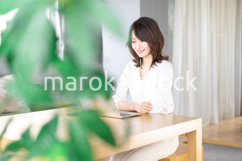 在宅勤務でオンライン会議をする若いキャリアウーマン