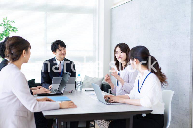 ミーティングをするビジネスパーソン