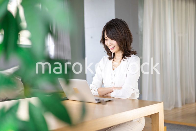 在宅勤務でオンライン会議をする若いキャリアウーマン