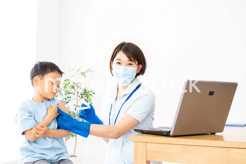 病院で注射をする男の子