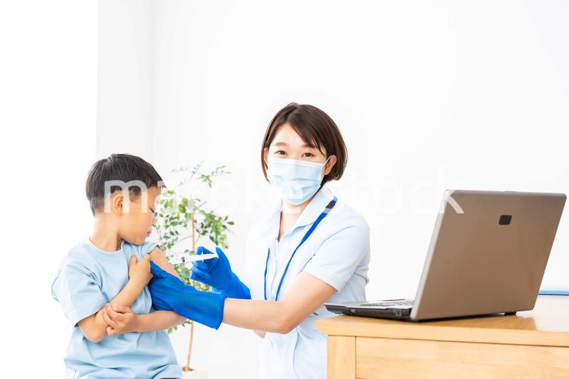 病院で注射をする男の子