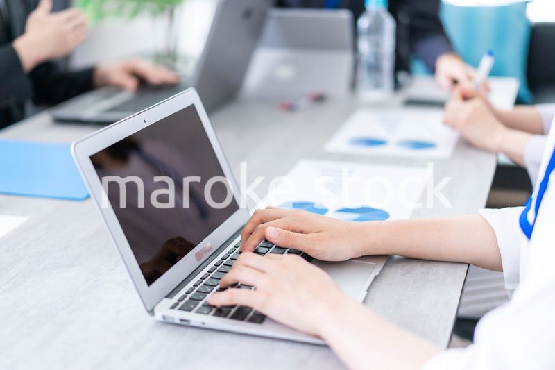 楽しくオフィスで働くビジネスパーソン