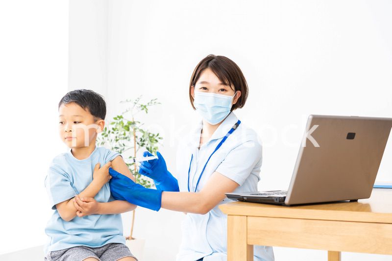 病院で注射をする男の子