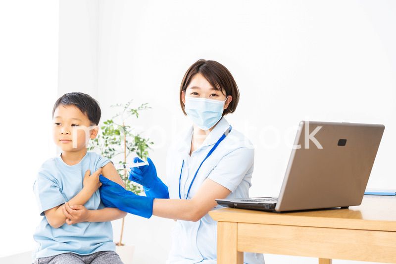 病院で注射をする男の子