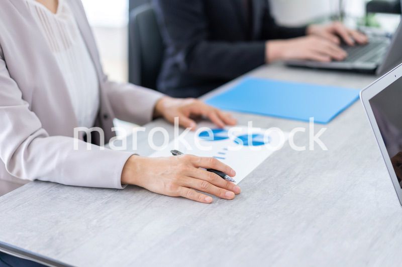 楽しくオフィスで働くビジネスパーソン