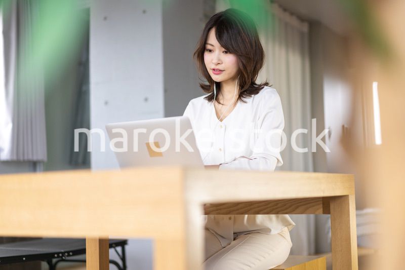 在宅勤務でオンライン会議をする若いキャリアウーマン