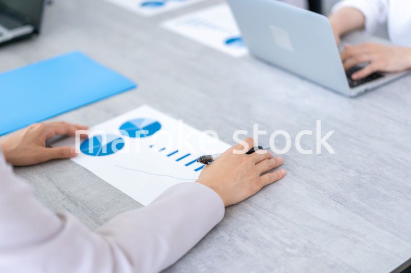 楽しくオフィスで働くビジネスパーソン