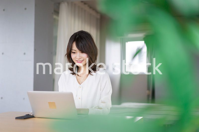 在宅勤務でオンライン会議をする若いキャリアウーマン