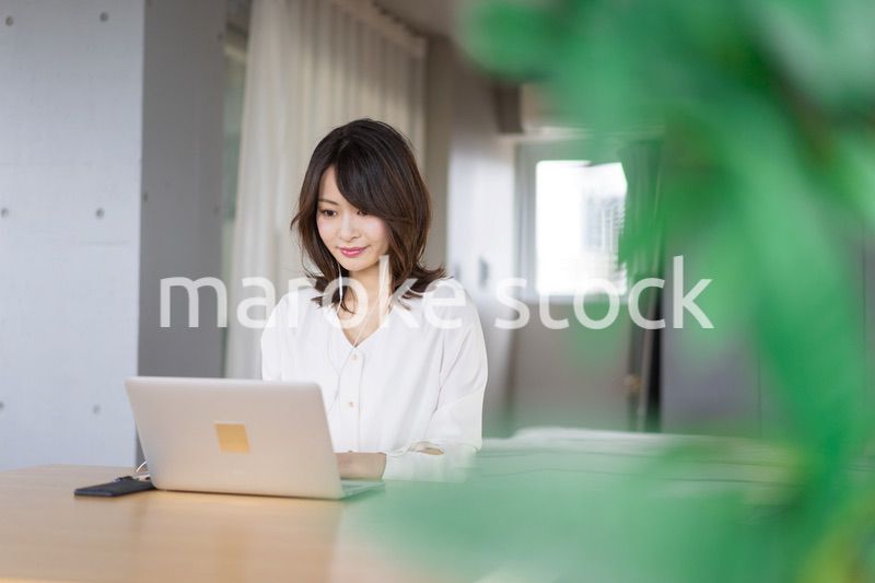 在宅勤務でオンライン会議をする若いキャリアウーマン