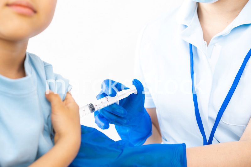 病院で注射をする男の子