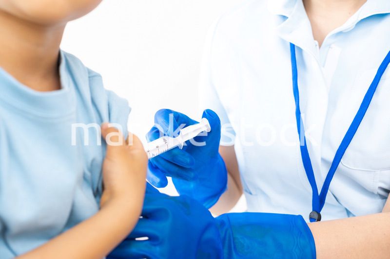 病院で注射をする男の子