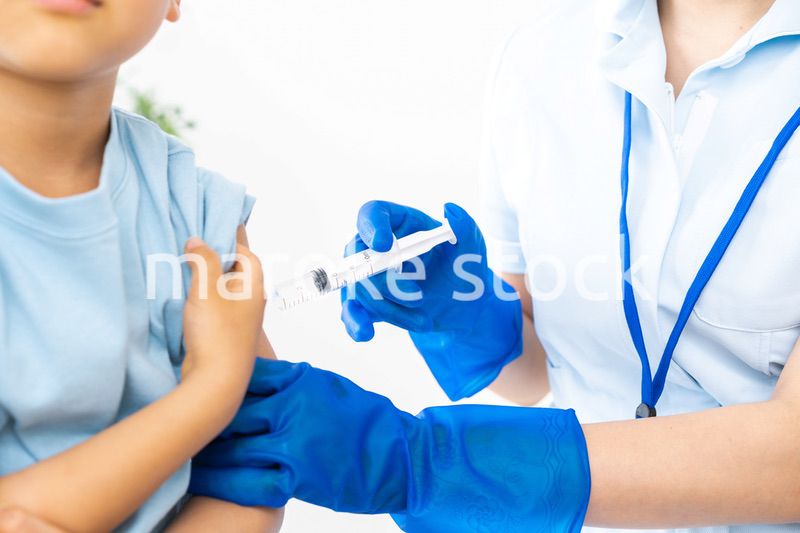 病院で注射をする男の子