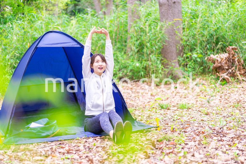 ソロキャンプを楽しむ若い女性