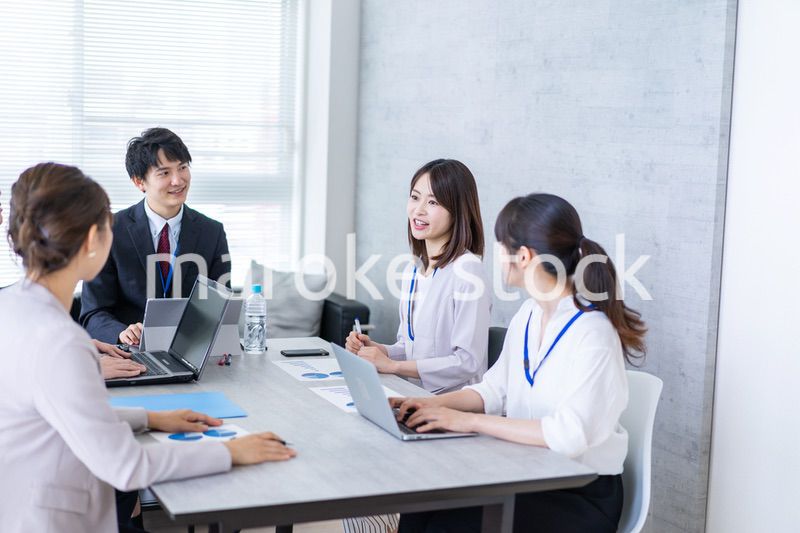 楽しくオフィスで働くビジネスパーソン