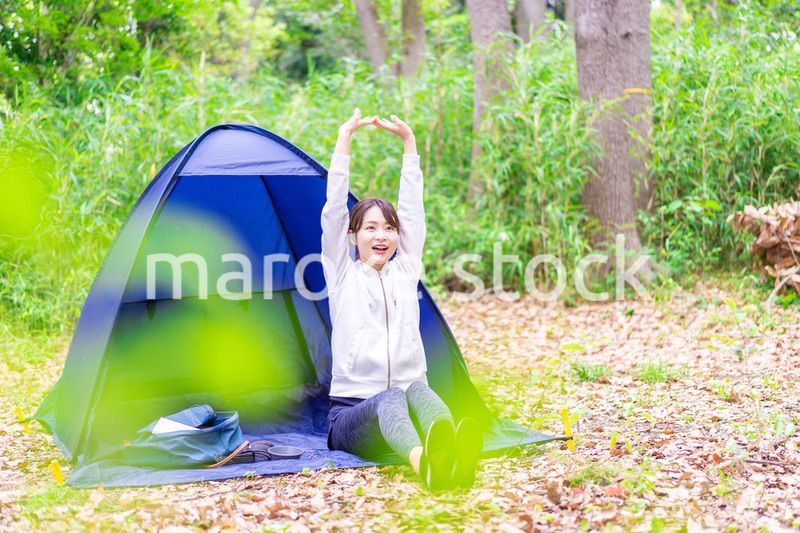 ソロキャンプを楽しむ若い女性