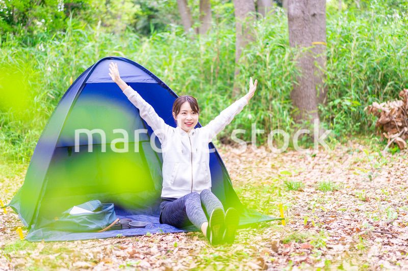 ソロキャンプを楽しむ若い女性