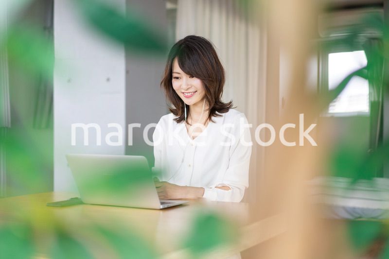 在宅勤務でオンライン会議をする若いキャリアウーマン