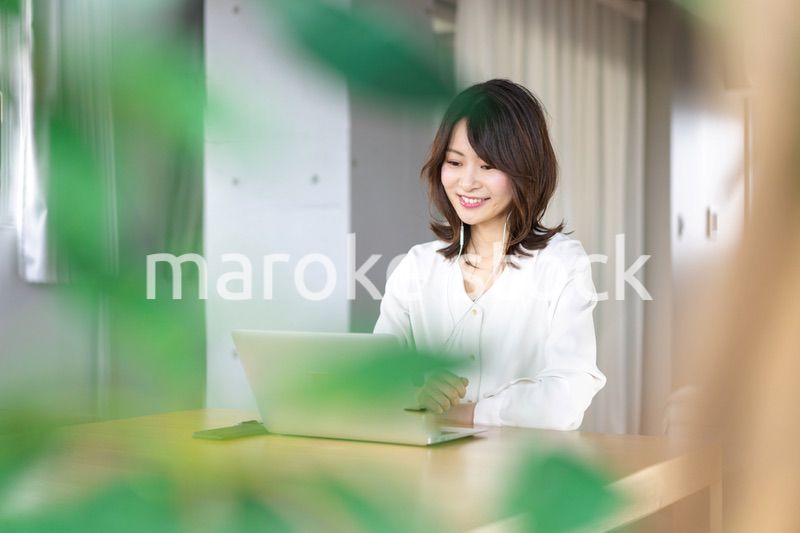 在宅勤務でオンライン会議をする若いキャリアウーマン