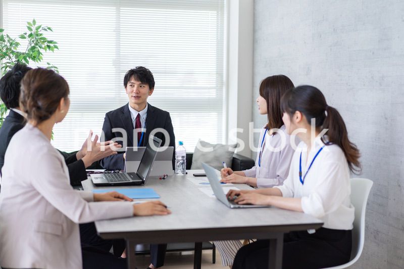 オフィスでビジネスミーティングをする会社員