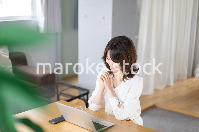 在宅勤務でオンライン会議をする若いキャリアウーマン