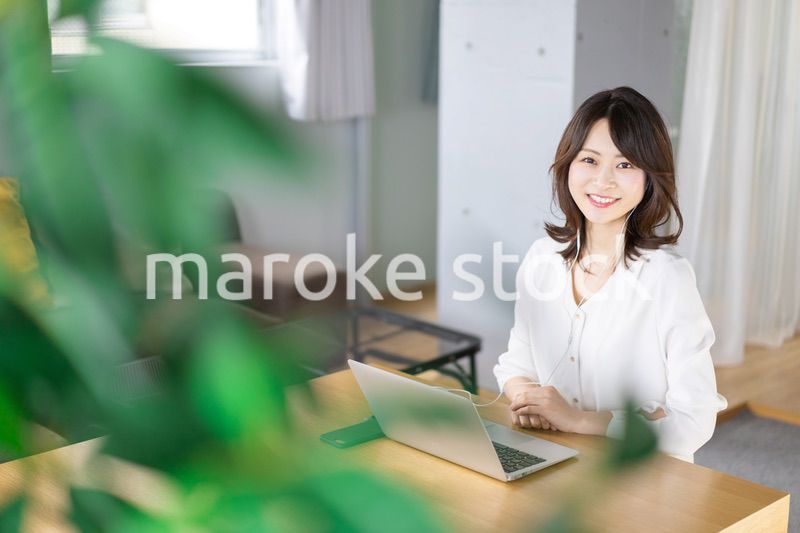 在宅勤務でオンライン会議をする若いキャリアウーマン