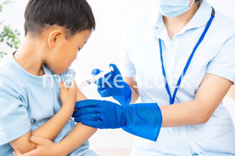 病院で注射をする男の子