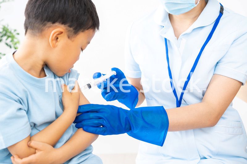 病院で注射をする男の子