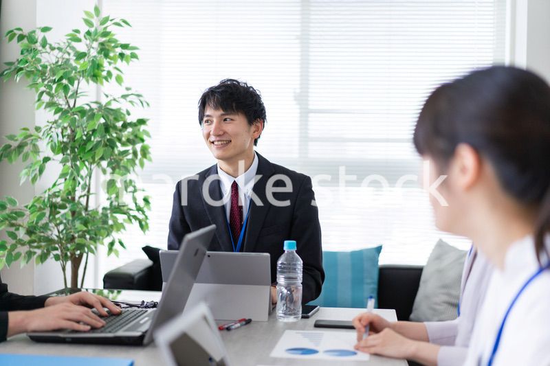 明るいオフィスで働くビジネスパーソン