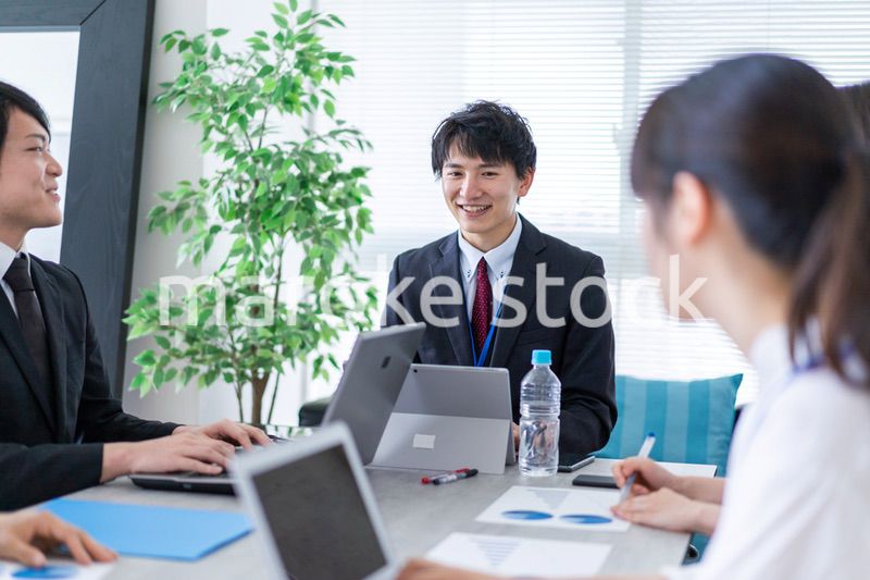 楽しくオフィスで働くビジネスパーソン