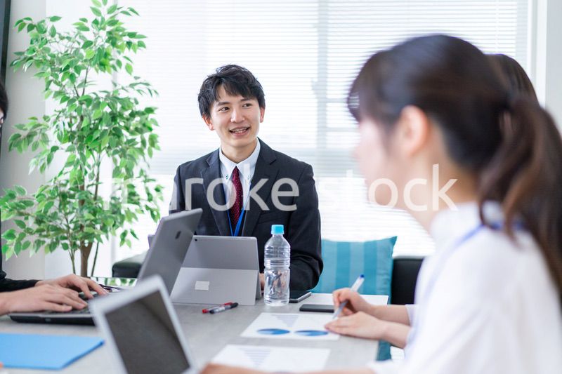 楽しくオフィスで働くビジネスパーソン