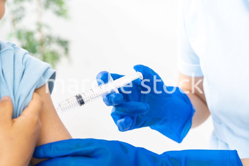 病院で注射をする男の子