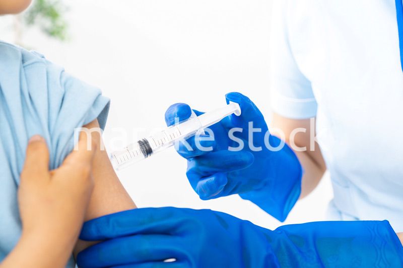 病院で注射をする男の子