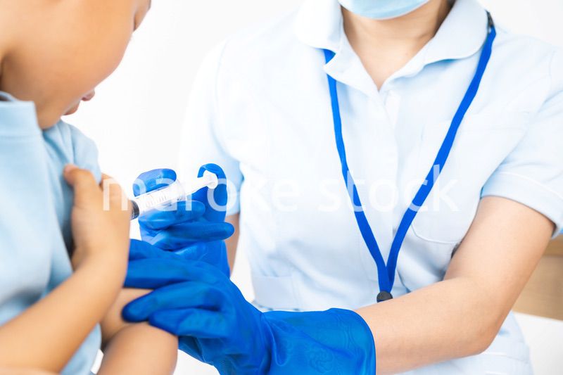 病院で注射をする男の子