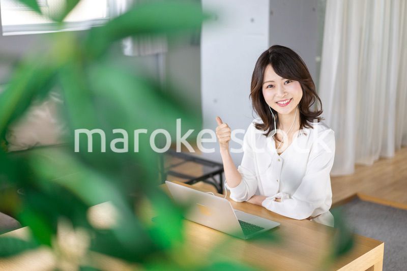 在宅勤務でオンライン会議をする若いキャリアウーマン