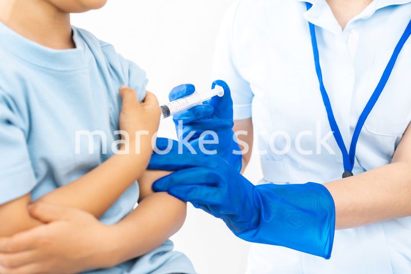 病院で注射をする男の子