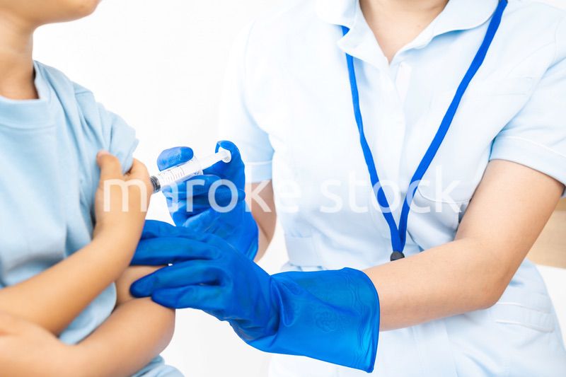 病院で注射をする男の子