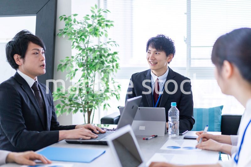 綺麗なオフィスで働く若い会社員