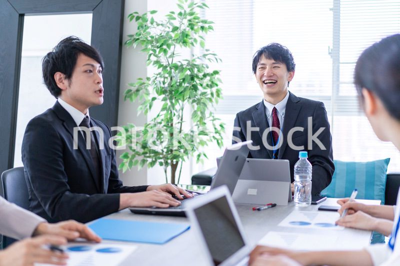 楽しくオフィスで働くビジネスパーソン