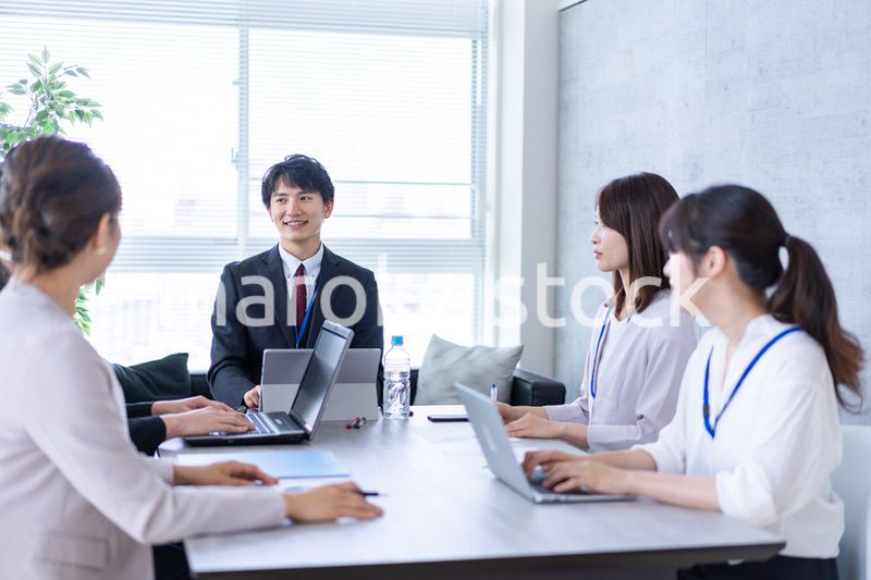 楽しくオフィスで働くビジネスパーソン