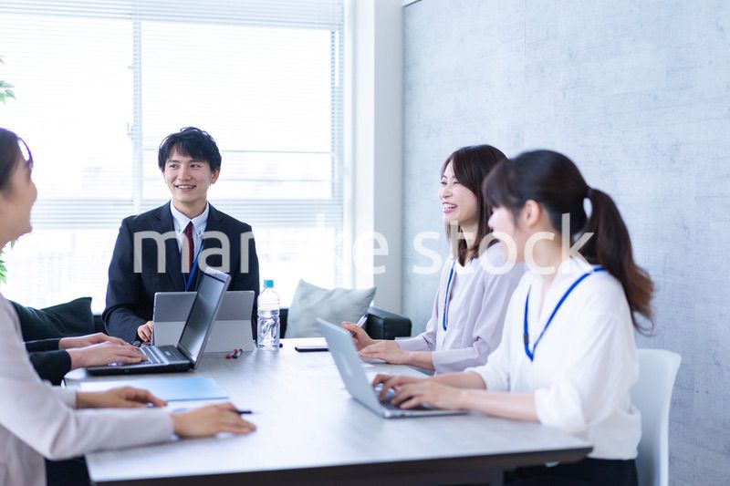 コンサルティング会社で働くビジネスパーソン