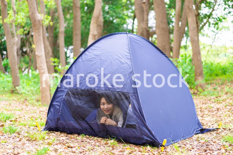 ソロキャンプをする若い女性