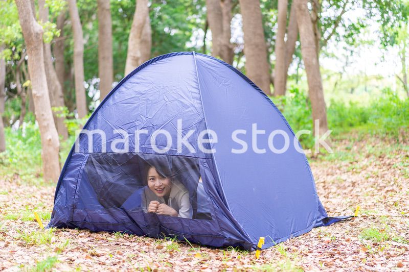 ソロキャンプを楽しむ若い女性