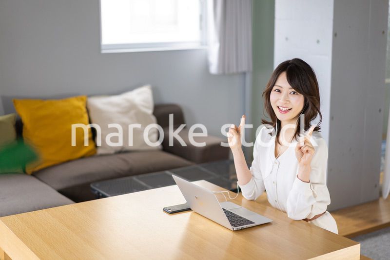 在宅勤務でオンライン会議をする若いキャリアウーマン