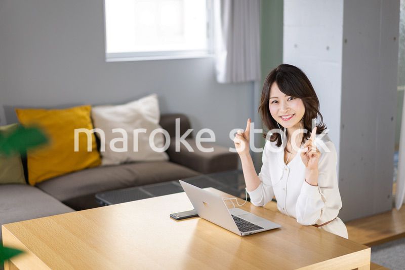 在宅勤務でオンライン会議をする若いキャリアウーマン